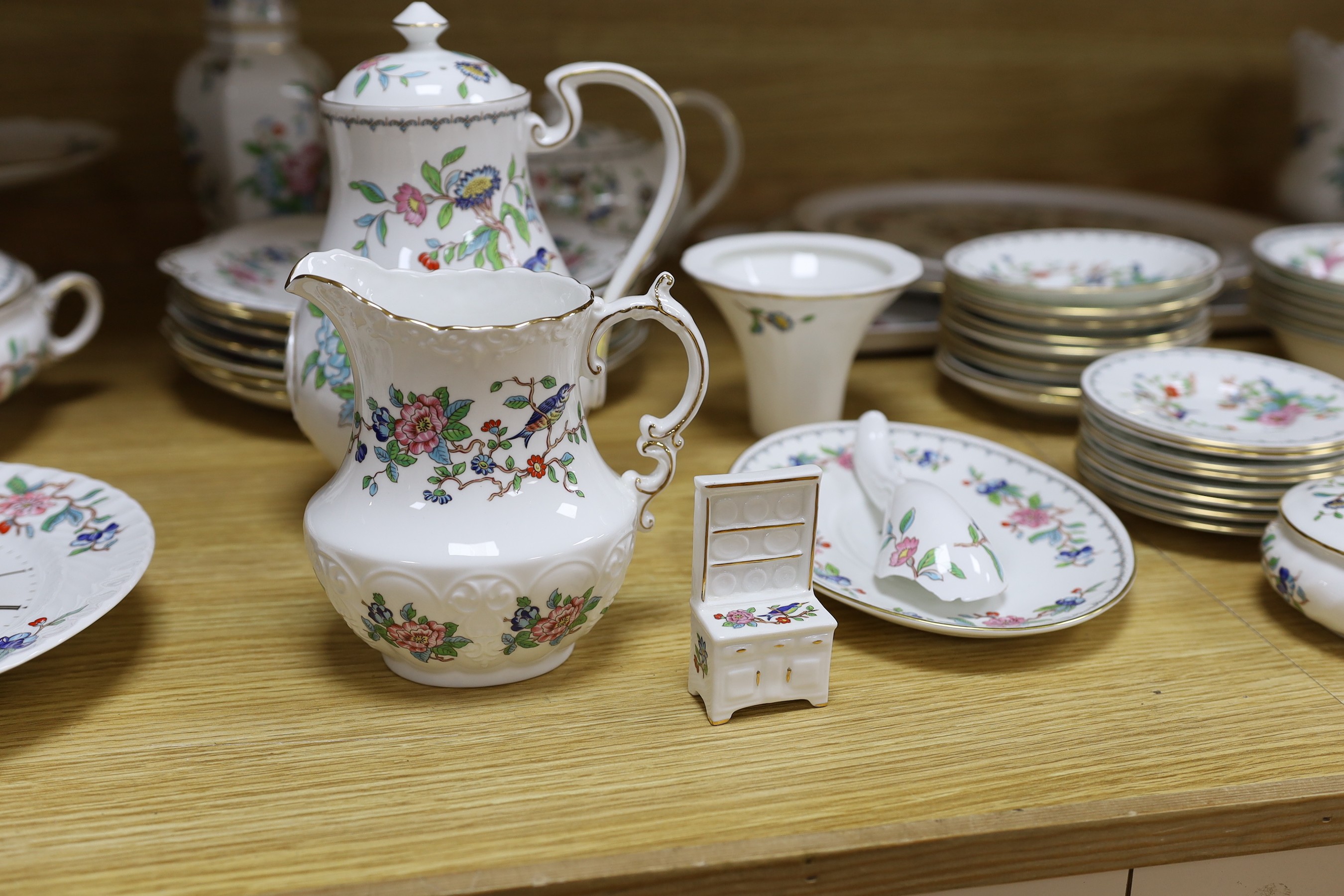 A large Aynsley ‘Pembroke’ dinner service